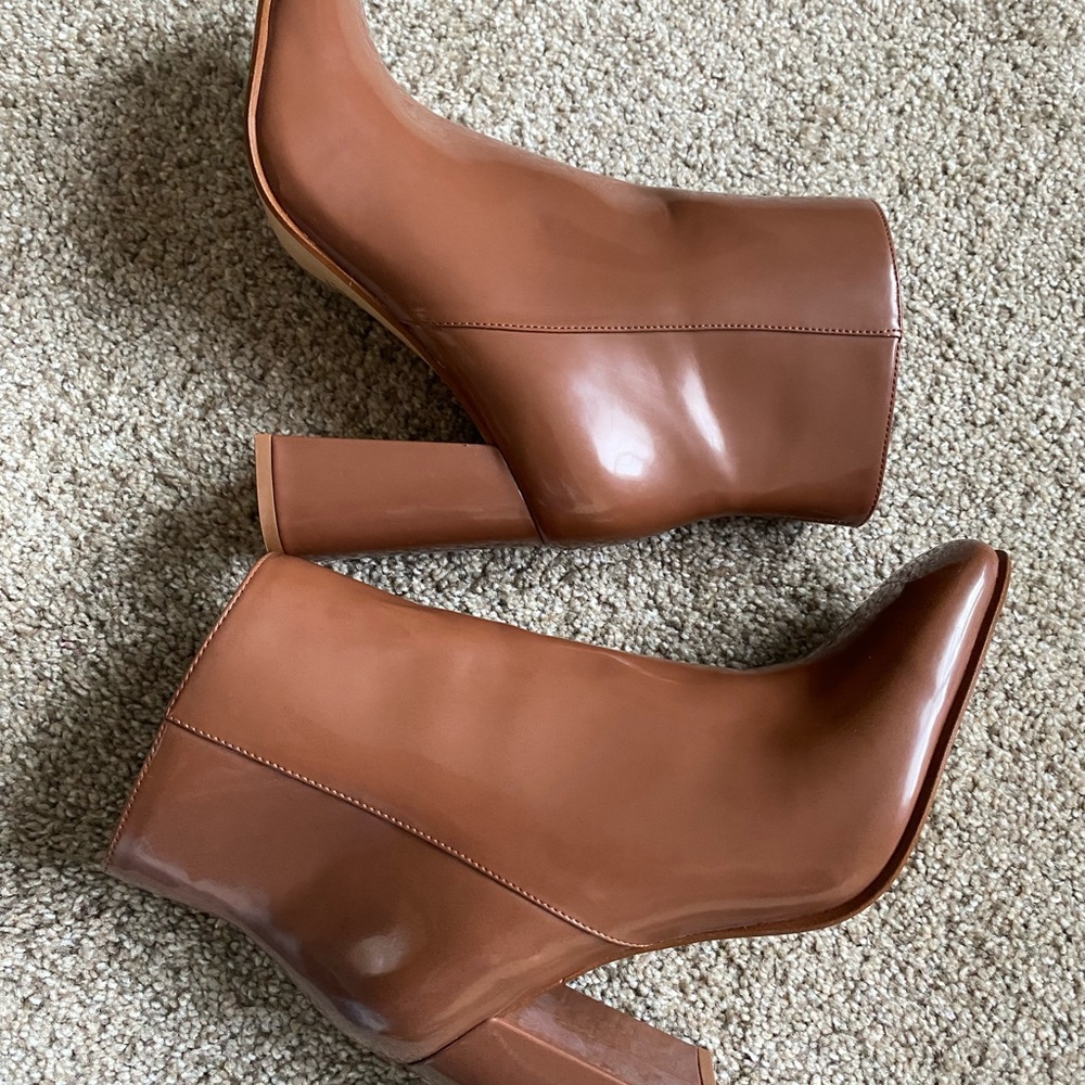 Jennifer Lopez Chic Brown Heeled Boots